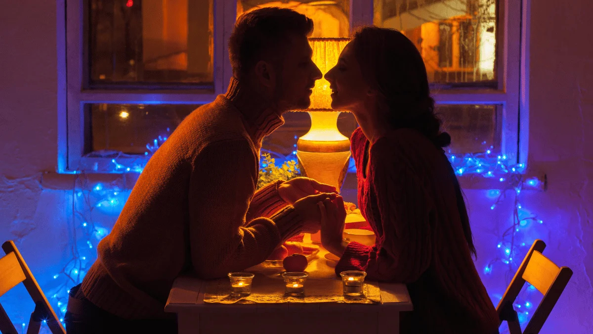 amor, con luces azules de fondo y una lámpara amarilla creando un ambiente íntimo y romántico