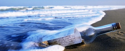 Botella con mensaje dentro varada en la orilla del mar