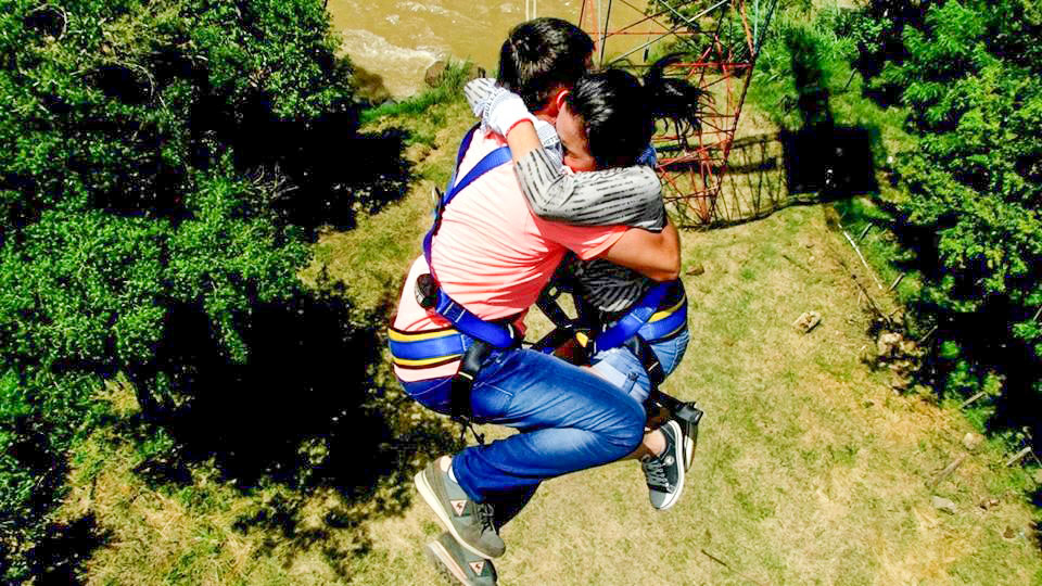 Pareja abrazándose durante una actividad de aventura al aire libre