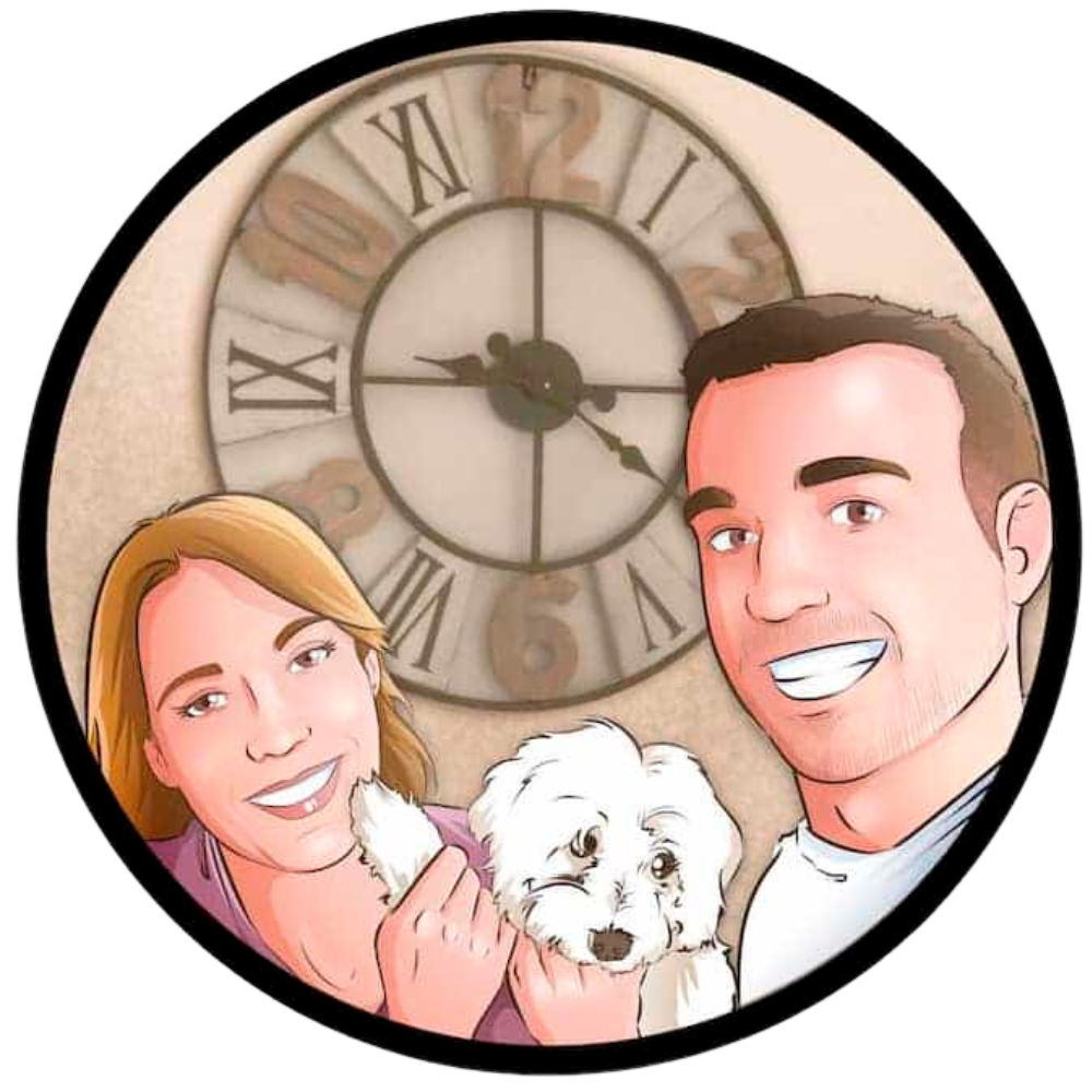 Reloj personalizado con una caricatura de una pareja y su perro