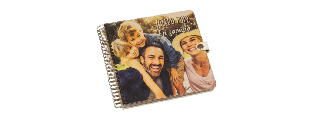 Álbum de fotos familiar personalizado con portada de una familia feliz.