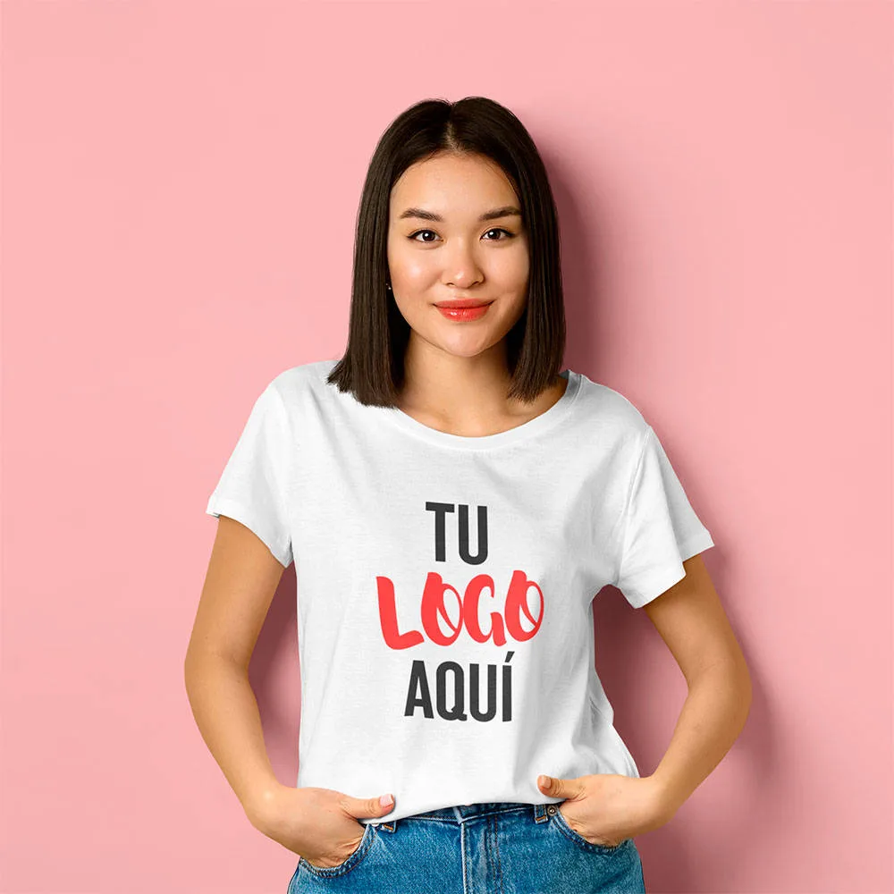 Mujer con camiseta personalizada con el texto 'Tu logo aquí'